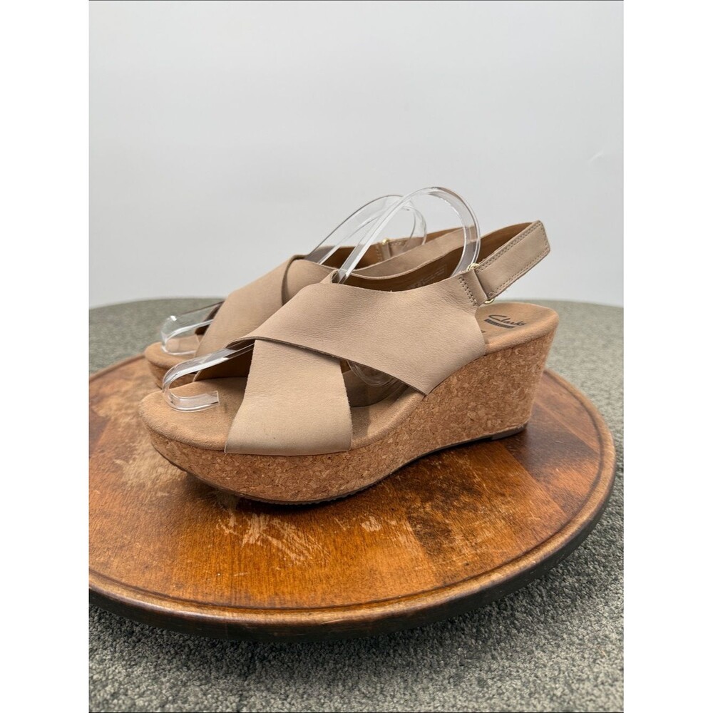 Clarks Sandals Wm 9.5 M Taupe Cross-Strap Cork Wedge Soft Cushion Comfort